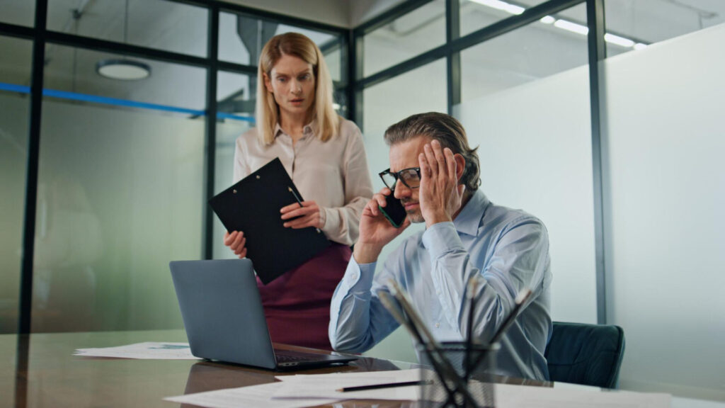 setting boundaries with toxic people: a man and woman in an office