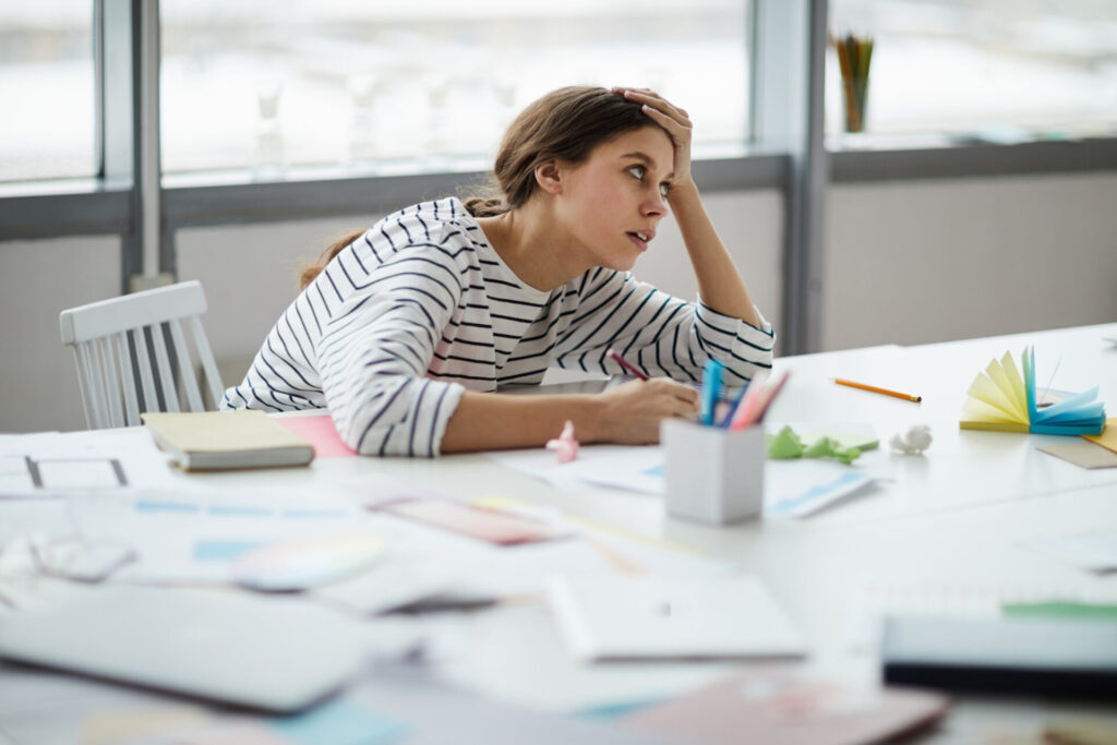 a woman can't concentrate - productivity tips for procrastinators