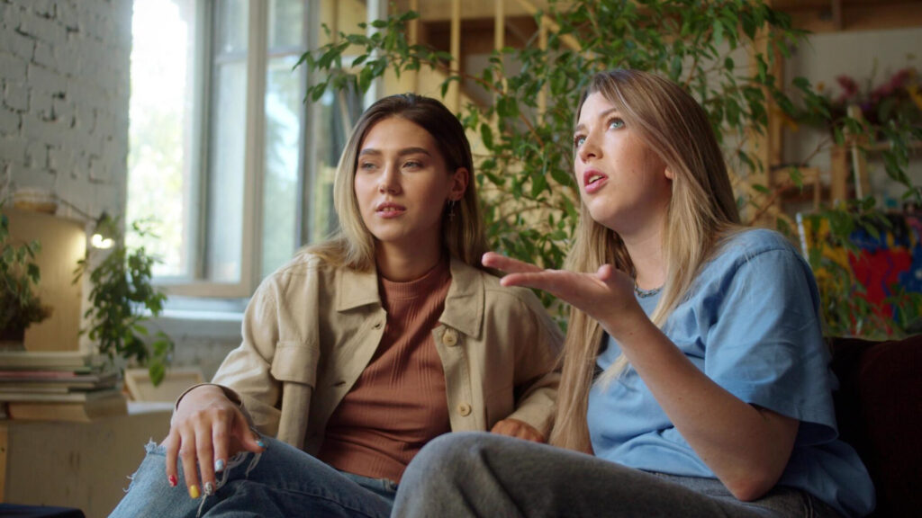 active listening skills: two women sitting on a couch